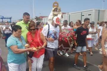 Procesión terrestre-marítimo de la Virgen del Carmen por la bahía de Melenara (Foto TA)